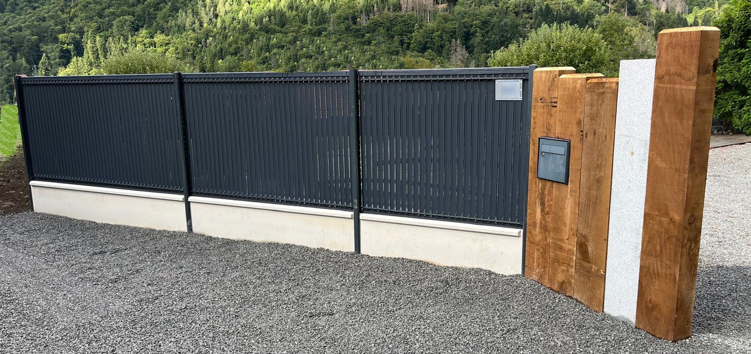 Clôture rigide avec plaques de soubassement et occultant - palissade en traverses chêne et granit