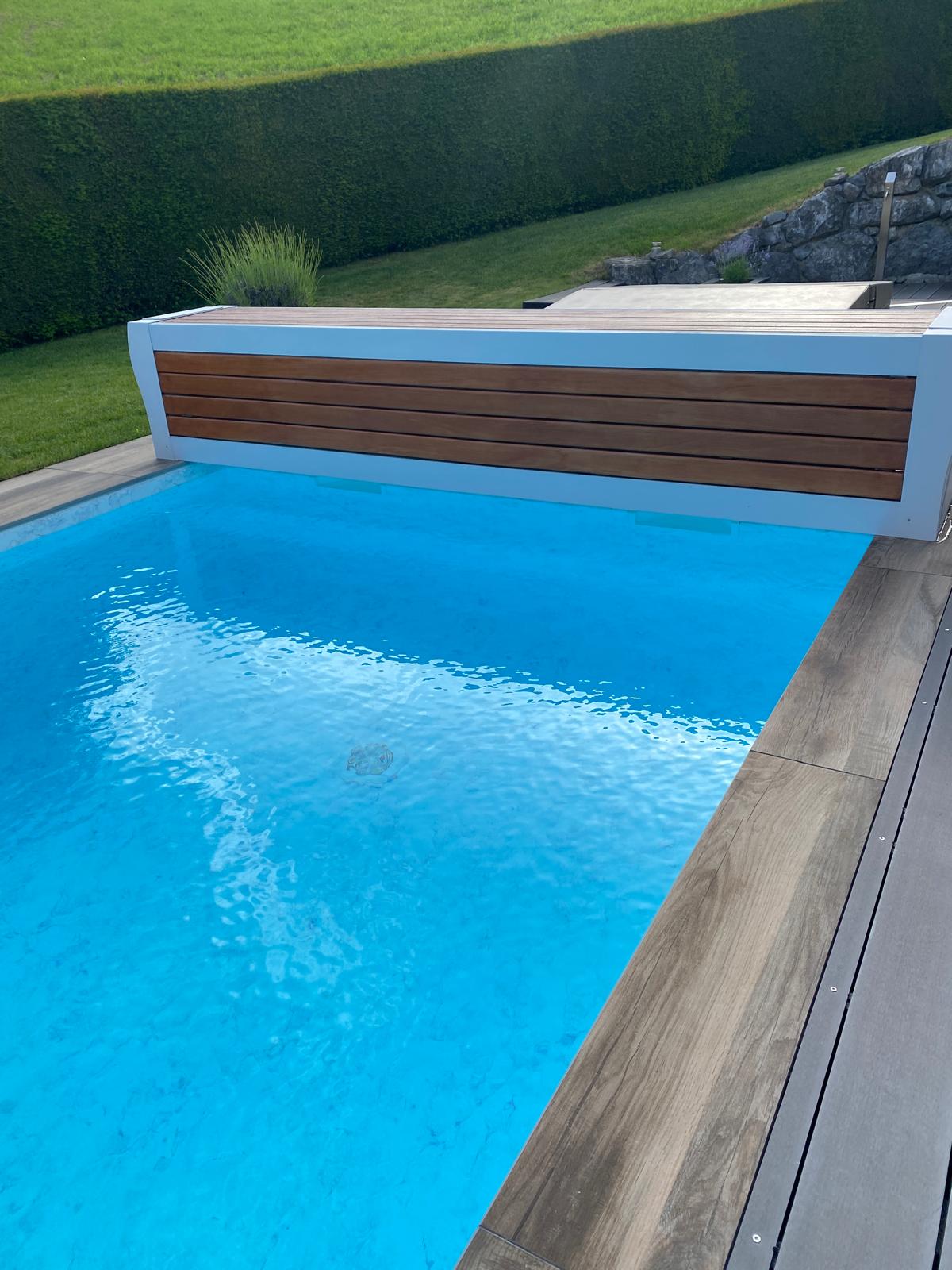 Piscine avec couverture banc