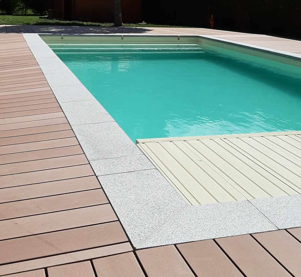 Piscine avec volet immergé et margelles en granit