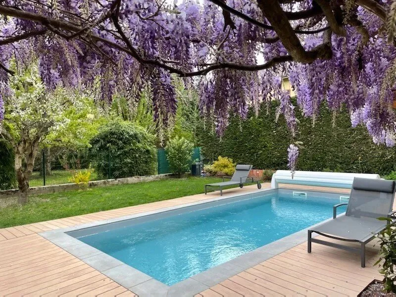 Photo d'un aménagement paysagé avec piscine