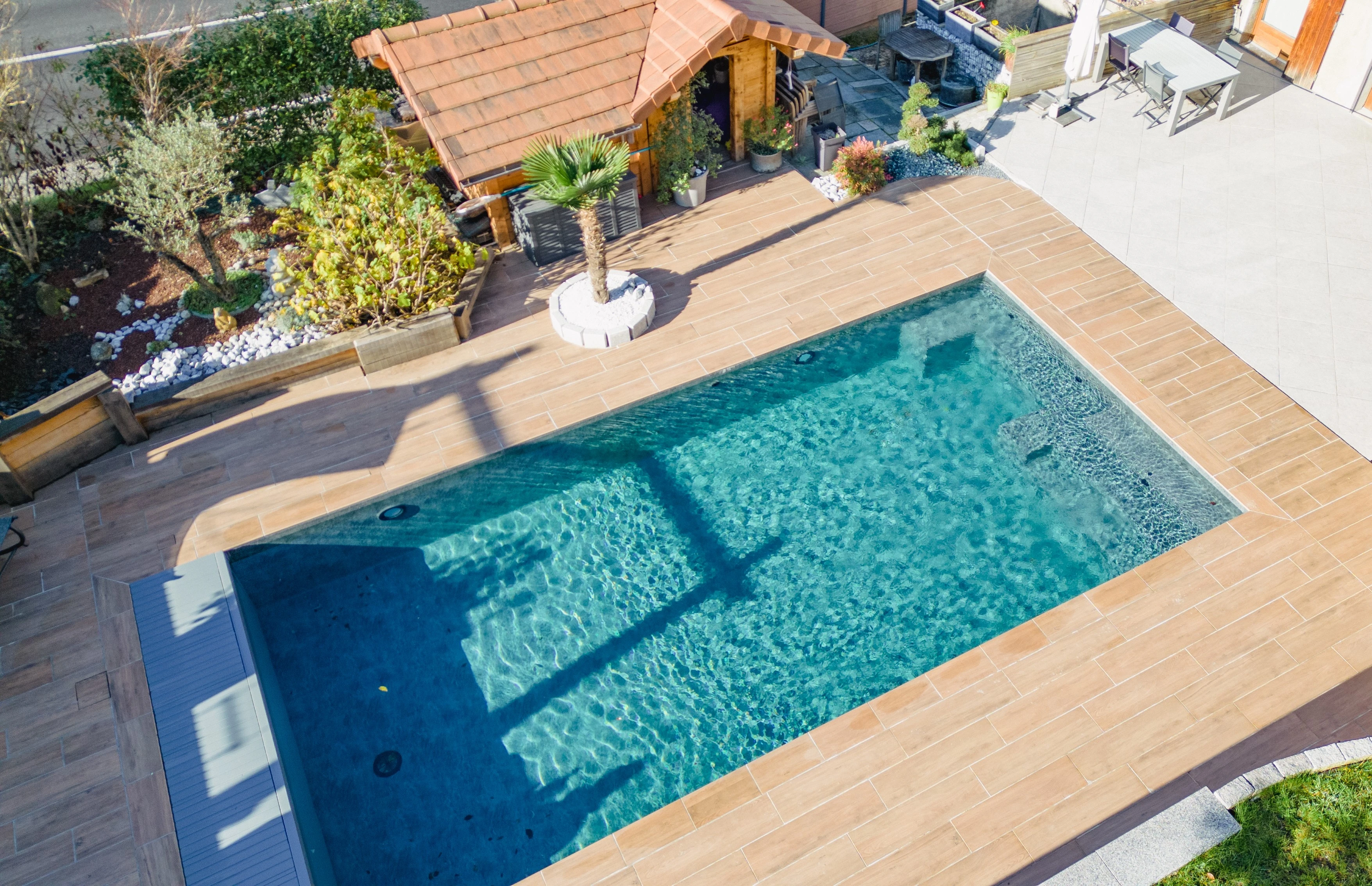 Image de fond montrant une piscine avec un aménagement paysagé